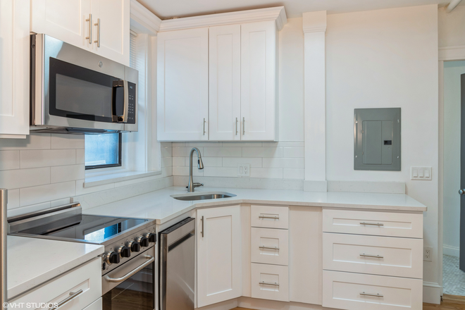 a - Doorman building in Symphony Apartments