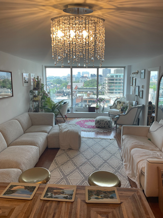 living room - Excellent  bedroom available for rent in Exclusive Yorkville Family Home