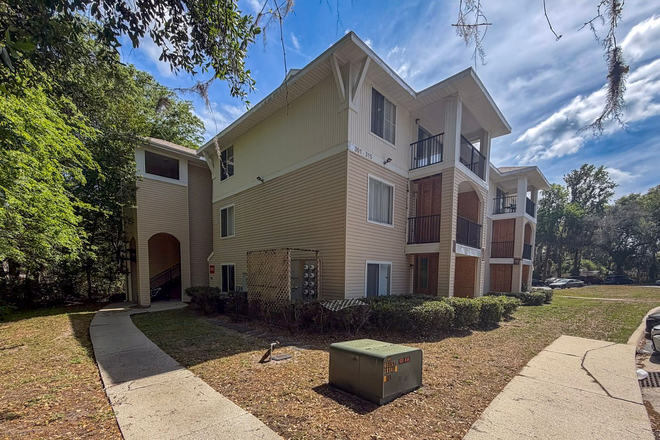  - 4BR/4BA Condo off SW 34th Street - available NOW!