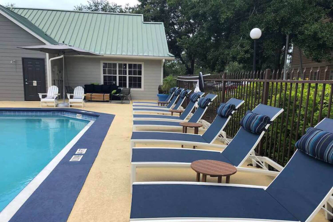 Pool area - Northgate Lakes apartment close to campus (3 months free rent!!!)