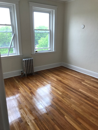 hubrealtyproperties.com - Giant 2 bedroom with on top floor, heat included Apartments