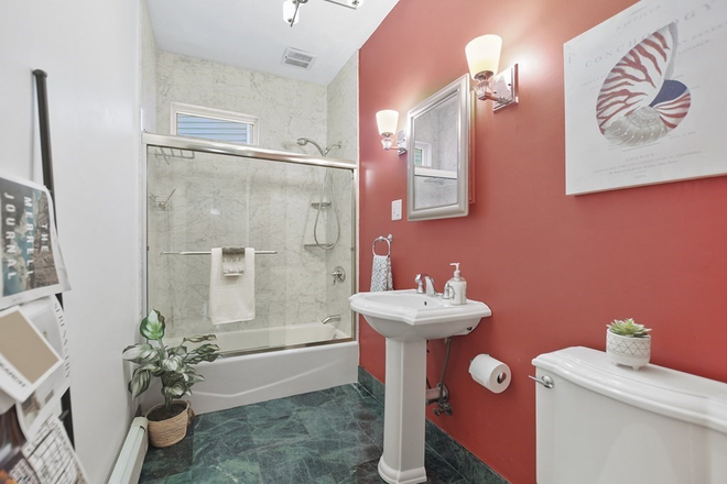 Shared bathroom - Two private bedrooms in a beautiful 4bed/2bath condo