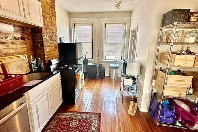 Call NOW for showings! 617-236-8550 - CHARTER ST - LRG *1/2 FEE* NORTH END 2BR/1BA *AVAIL NOW* W/ LNDRY IN BLDNG, EQUAL BDRM, EIK W/ DW Apartments