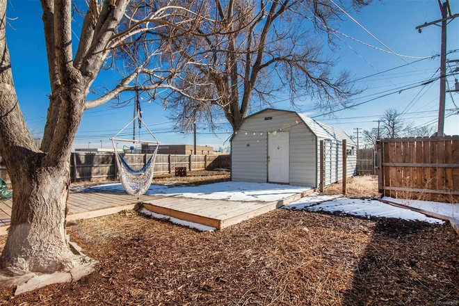 Backyard + shed - 3-bedroom house near Regis!