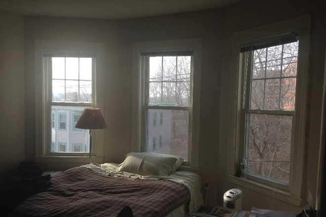 . - Top Floor 4 Bed, Huge Living Room, Laundry in Building Apartments