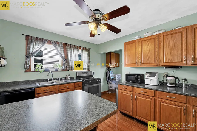 Call NOW for showings! 617-236-8600 - CHETWYND RD - *6/1/2026* XL 3BR/1BA NEAR TUFTS W/ 1 PRKNG INC, LNDRY IN BLDNG, DINING RM, 2 PORCHES!