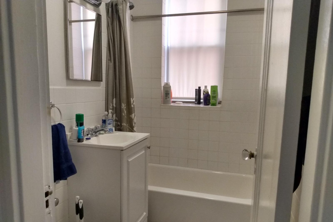 Bathroom - Room for Rent in 2 bedroom apt (Shared Housing)