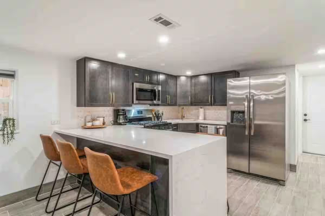 kitchen - Newly Renovated Apartments Unit in Roscoe Village Next to Park