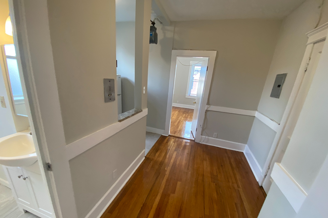 ! - NO FEE Recently renovated 2 bed by Comm Ave, close to BU west. HT/HW inc Apartments