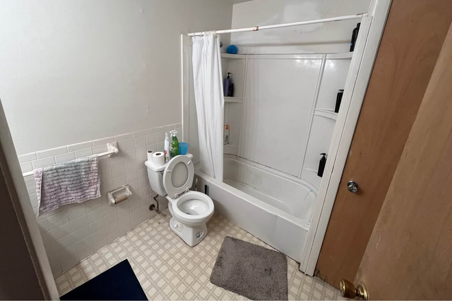 Shared bathroom - Sublease for Private Room with Parking Near Campus (Seville Apartments)