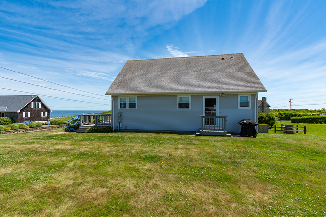 Side of House - Available for a group of 2! 2 Bedroom available in Point Judith! House
