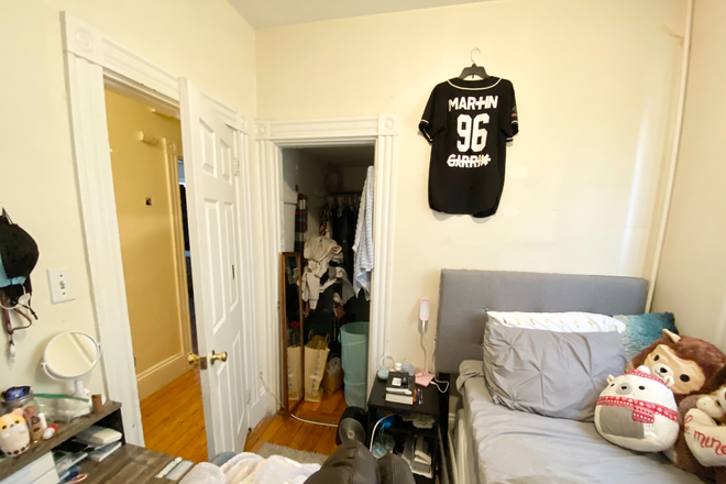 Bedroom - 4 Bd on Calumet, Avail 09/01, Disposal, Yard, Pantry Apartments