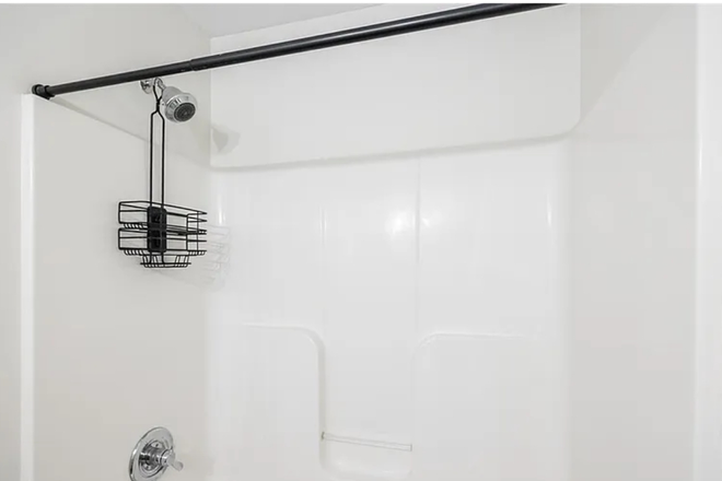 shared bath - Bedroom for rent in student house 7 minute walk from VCU