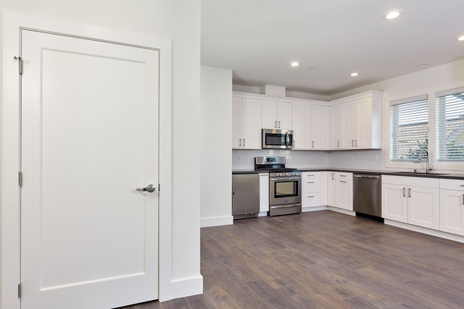 You - Luxury 6 Bedroom/2 Bathroom - 2 Blocks From UC Berkeley!