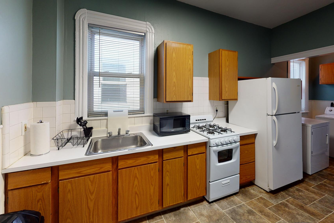 Kitchen - Spacious 4 bedroom apartment in JFK/UMass