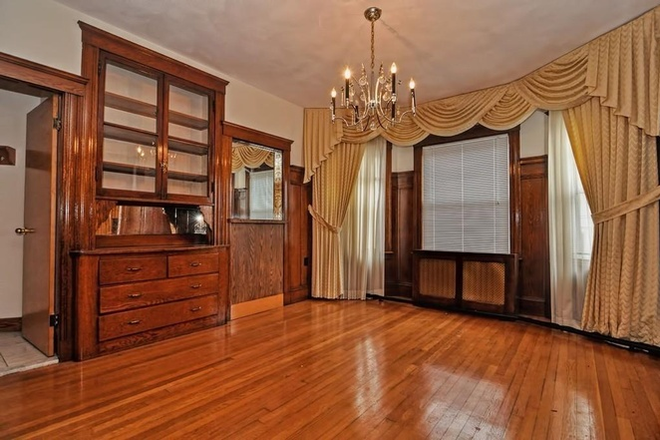 Dinning room - Must See: 1 Bedroom in a large Apartment in the Desirable Hillside Tufts