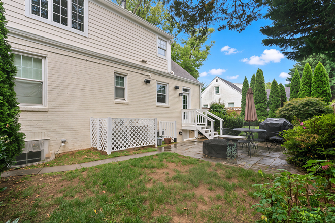 Backyard access - Beautiful Large Studio in Bethesda Apartments