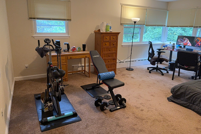 400 sq ft.Room 3/ So big you can have your own personal gym! - LEGACY HOUSE / 1 ROOM furnished, en-suite, walking distance to UMD (utilities included)