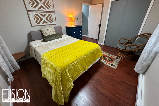 Bedroom - $2,500 / 2br - PET FRIENDLY TOWNHOME WITH FENCED BACKYARD