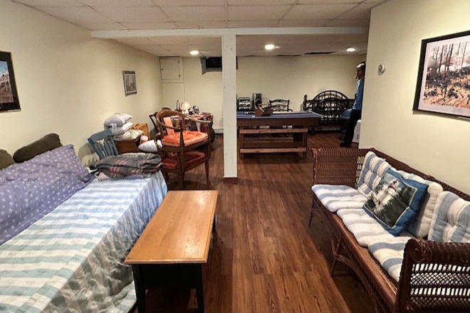 Basement - NEW LISTING-AFFORDABLE HOUSING (HEAT INCLUDED) r- Great for a couple! House