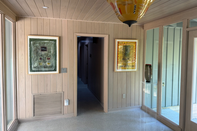 Foyer - Newly-renovated 3BR/2.5BA house 2.5 miles from Campus