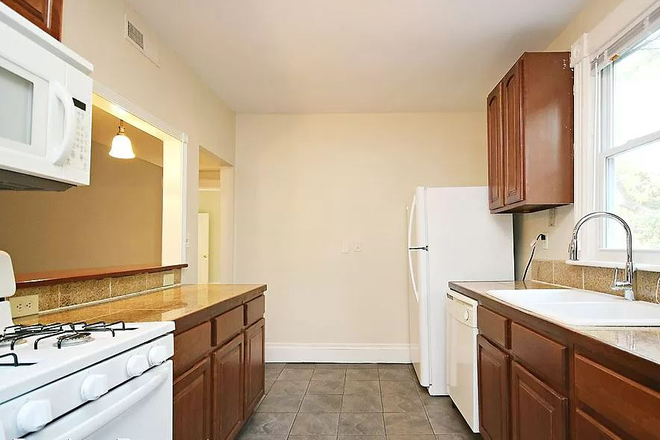 Kitchen - 606 Gillespie Apartments