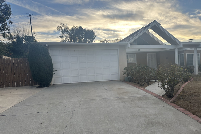 Front of the House - UCR SOM Housing - 4 Private Rooms - 3 Min from Campus - Pool, Parking, More House