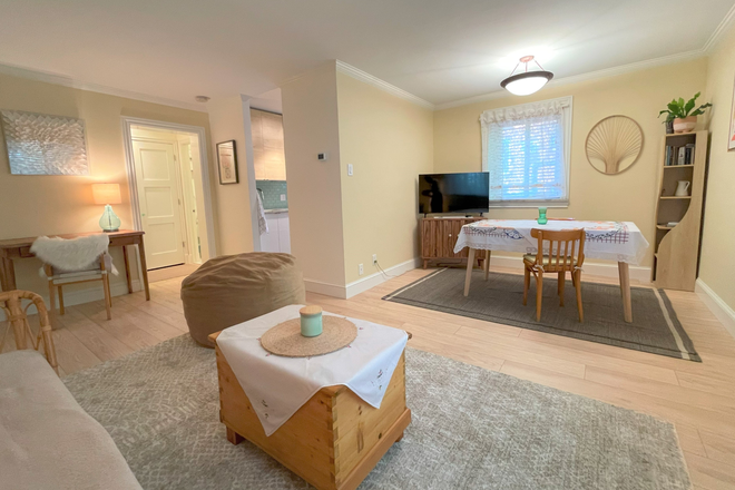 Dining view - Gorgeous/renovated/furnished! All inclusive (utilities, internet, parking)! Apartments