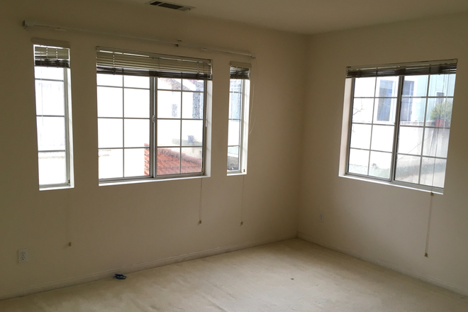 Room - Large bedroom 2nd floor for 1 semester only Townhome