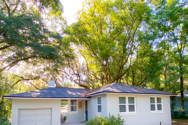 Front of House - Live Close to UF! Charming Home - Perfect for Students and Law Students