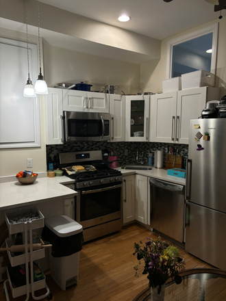 Kitchen - Room with queen bed and lots of storage, 5 min walk from campus and orange/green lines Apartments