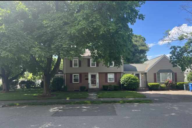 Front yard view - Elegant Furnished Family home close to colleges