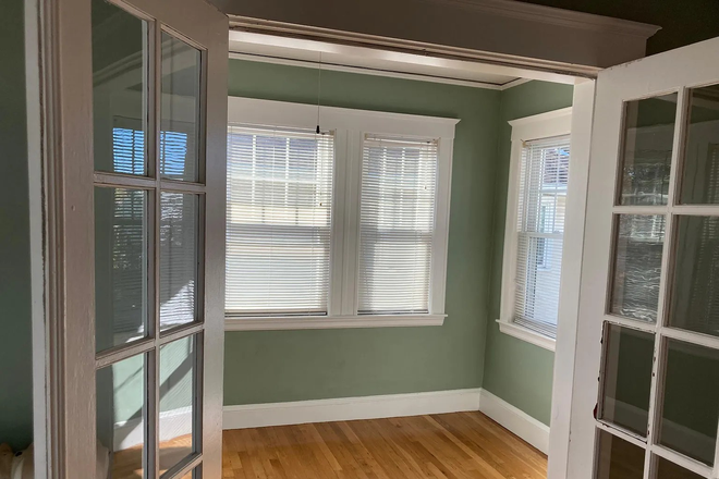 Office / Sun Nook - Sunny 2BR in Arlington steps from 77 Harvard Bus/87 Davis Sq bus/walk to Alewife or comm rail Apartments