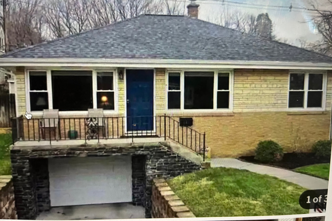 Front of house/raised ranch/driveway - Cheerful house several blocks away from UNO Campus, walking distance, 5 star ratings on Airbnb