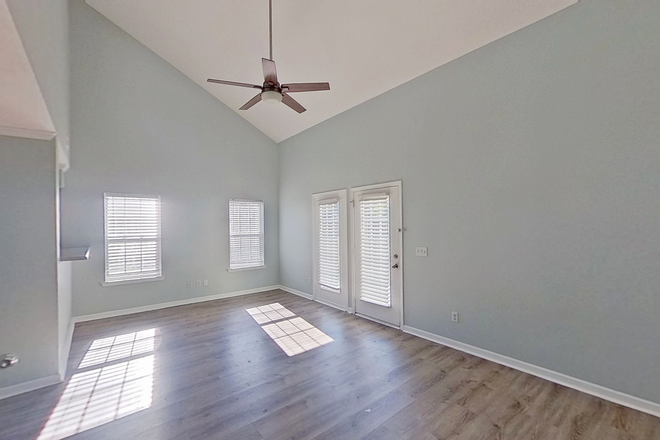 Living Room - Cute 3 BD/2 BA Townhome Style Near UNCW