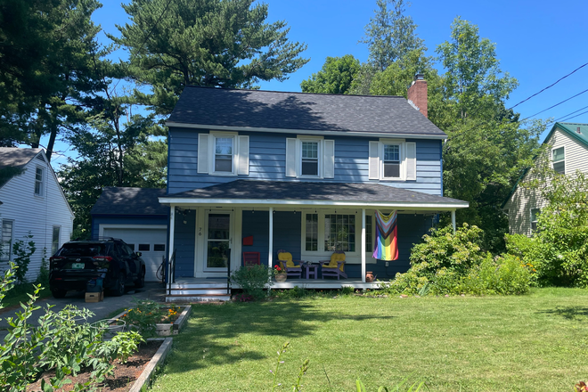 front yard - Furnished 3 bedroom, 1.5 bath, with utilities included for 6 month lease in the South End