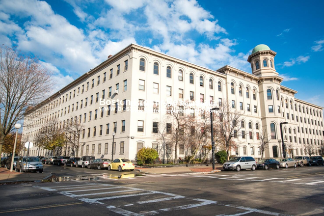 a - Enormous space in building with pool Apartments