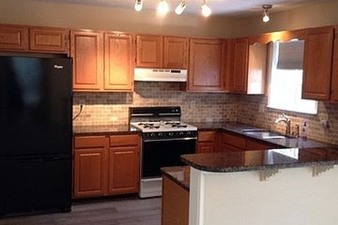 Kitchen - Beautiful 4 Bedroom / 4 Bath  Home ...Walking distance to Campus