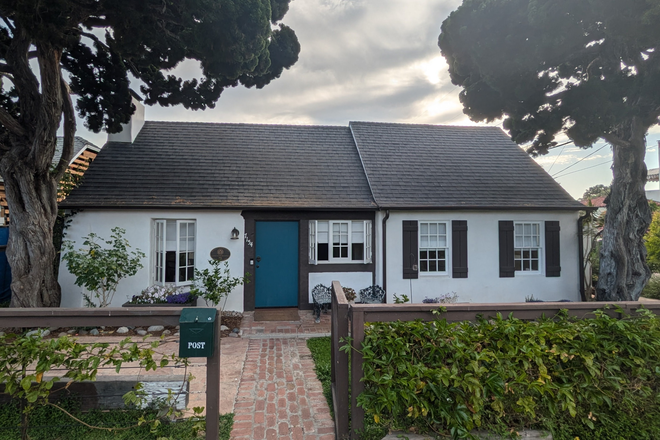 front - Historical cottage in the Beach Barber Tract / Windansea available September 1st