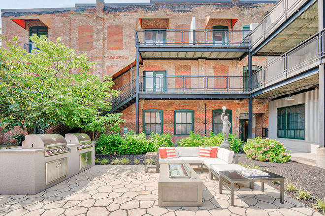 Enjoy dinner and drinks amongst friends - Wireworks Lofts in the Square