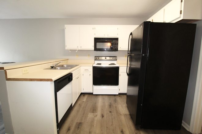 kitchen - Foxhill - 4 bedroom - 2 bath townhome for rent!