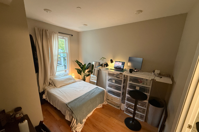 Bedroom (currently in use) - 1 bedroom with en-suite private bathroom in East Cambridge Apartments