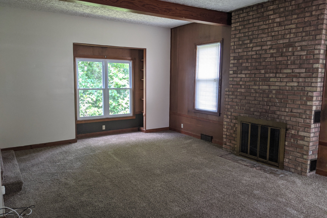 114 Living Room - 114-114.5 West Sycamore Street House