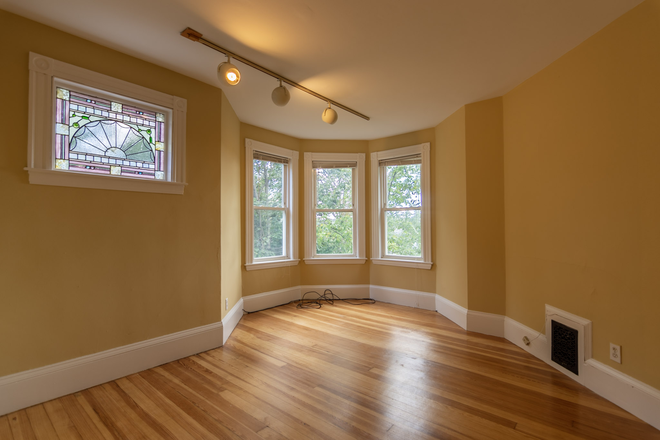 LIVING - LARGE 4 BED WITH CENTRAL A/C, LAUNDRY IN UNIT AND PORCH! 9/1/25! Apartments