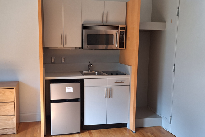Kitchen - On Campus Studio Aparment, Walk to Campus Apartments