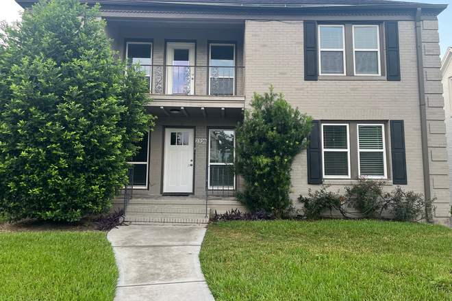 front view - 2BR/2BA Upstairs Apartment – Unfurnished, New Bathrooms, Walk to Rice & Med Center