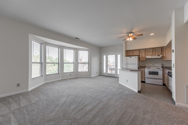 Living space - 2902 Bellevue Apartments