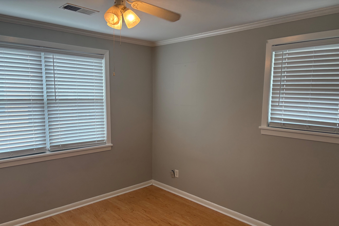 Bed - 119 Wentworth Unit D Apartments