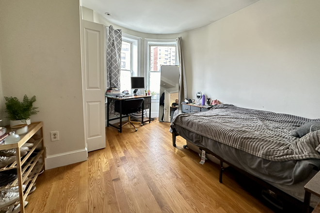 . - ***NO BROKERS FEE!!!*** Very Large and Bright 4 bedroom 2 bathroom for 9/1/25 LAUNDRY IN UNIT!! Duplex