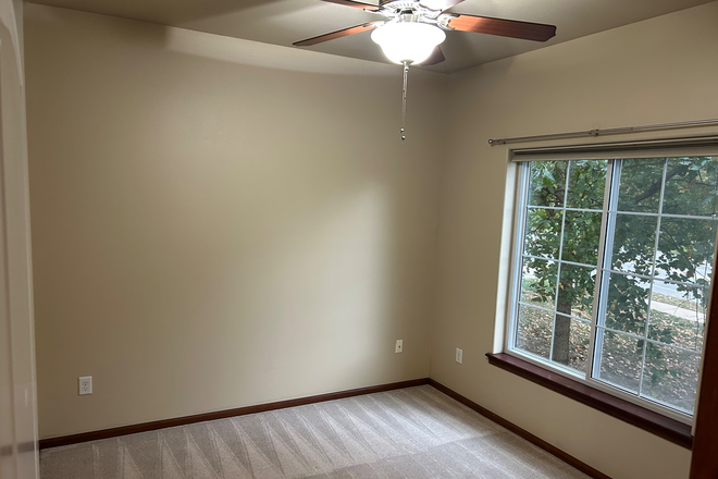 Bedroom - 3 BR Apartment in W Benton - on the bus line - available for short term Feb-July 2026